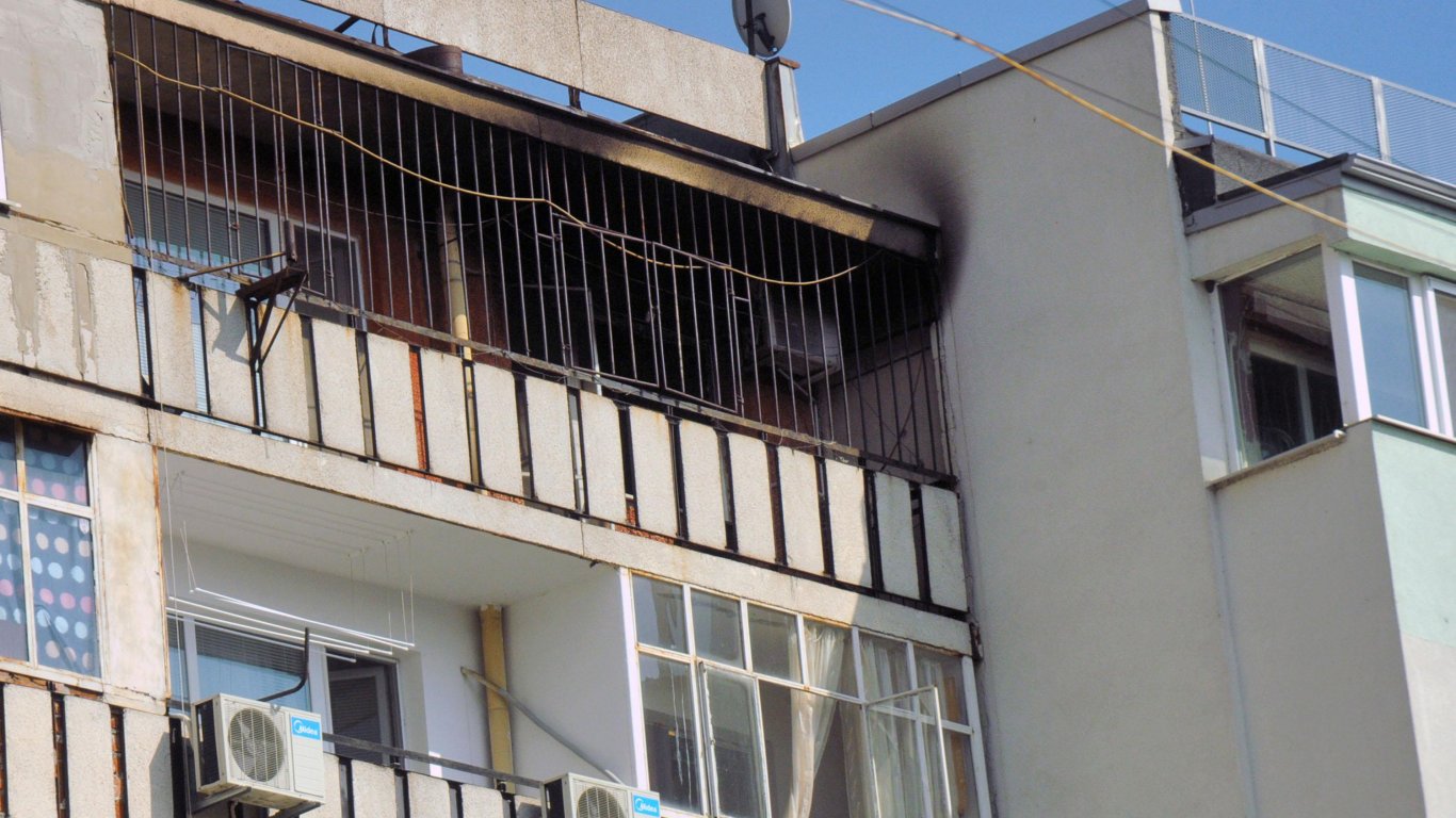 52-годишен загина при пожар от забравена скара в дома си в Бургас (снимки)
