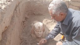 Археолози се натъкнаха на усмихнат сфинкс край храма на Хатор