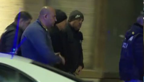 Полицаи извеждат Желев и го качват в полицейската кола