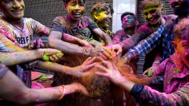 В Индия започнаха честванията свързани с Холи показват кадри на