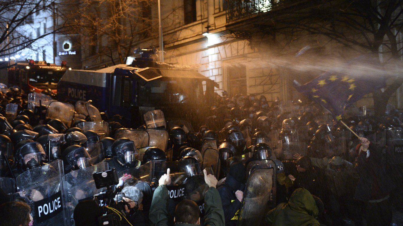 Сълзотворен газ, гранати и арести в Грузия след протест срещу проектозакон (снимки/видео)