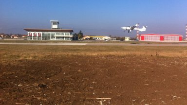 Малък самолет се разби на летище Лесново а пилотът му