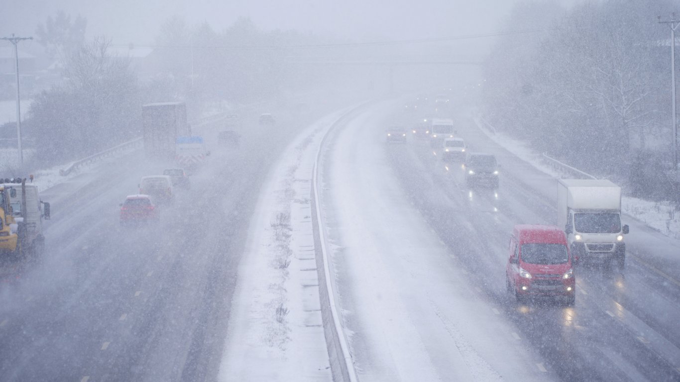 Сняг и транспортен хаос след най-студената нощ в Обединеното кралство от началото на годината (снимки)