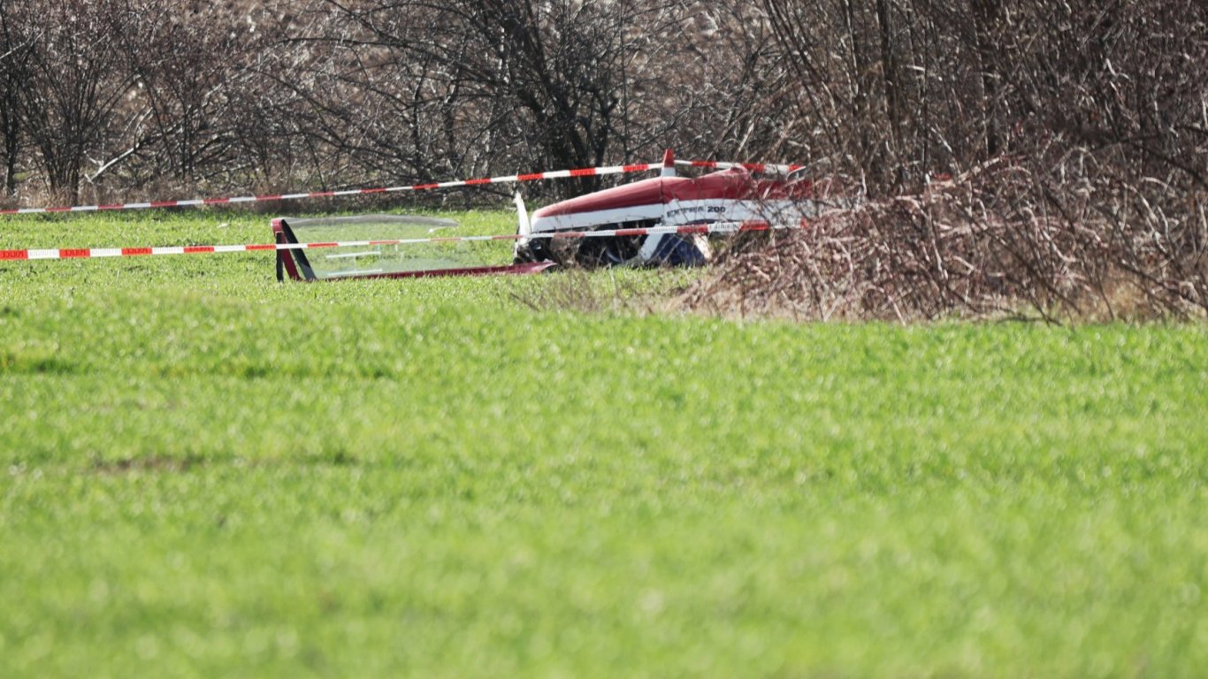 Малък самолет се разби край летище Лесново, а пилотът загина (снимки)