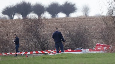 Малък самолет се разби край летище Лесново а пилотът му загина