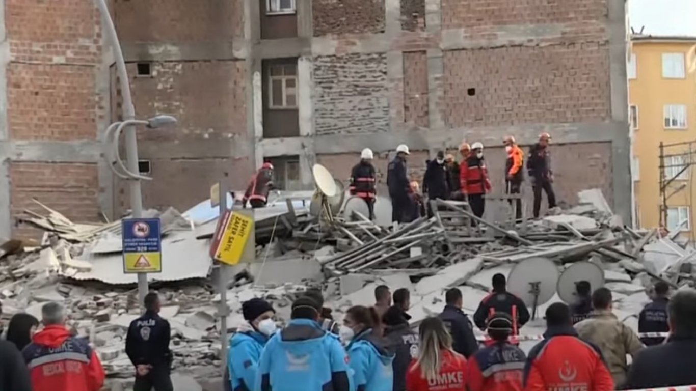 Месец след мощните трусове в Турция: 6-етажен блок се срути, под руините на друг спасиха куче с малки