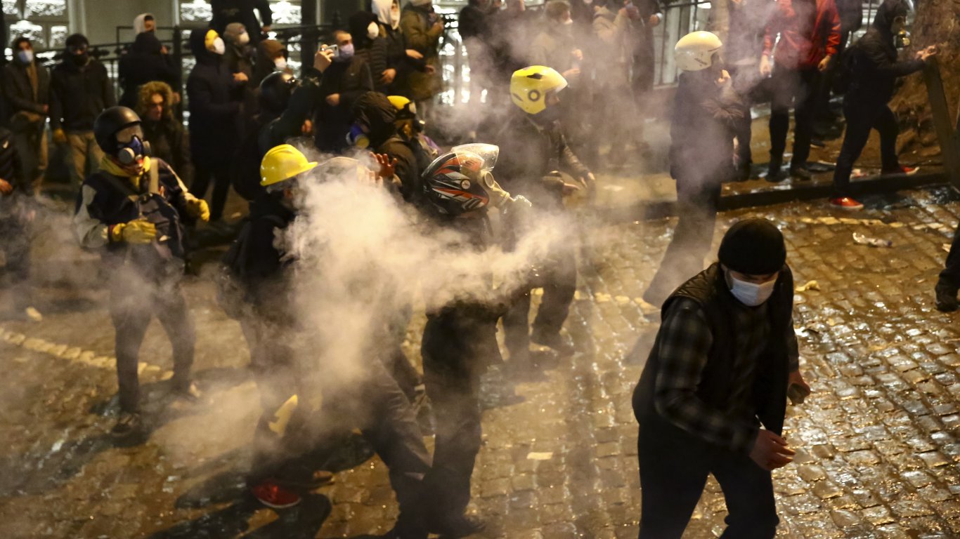 За втора нощ: Сблъсъци с полицията, сълзотворен газ и зашеметяващи гранати в Тбилиси