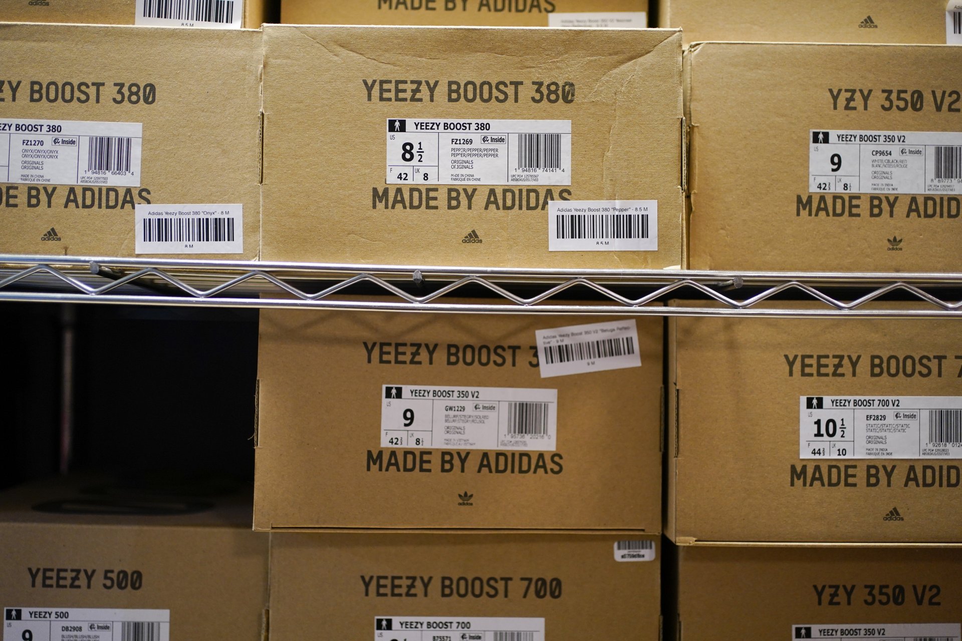 Кашони с обувки Yeezy, произведени от Adidas (Адидас) в магазин за маратонки в Парамус, Ню Джърси, на 25 октомври 2022 г.