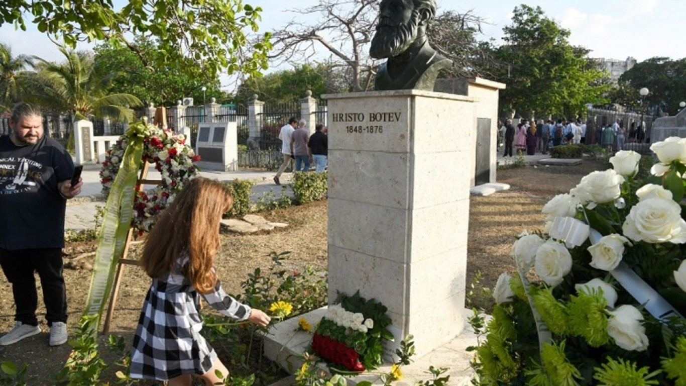 Паметник на Христо Ботев вече се издига в Хавана