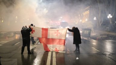 След бурни протести управляващата партия в Грузия заяви днес че