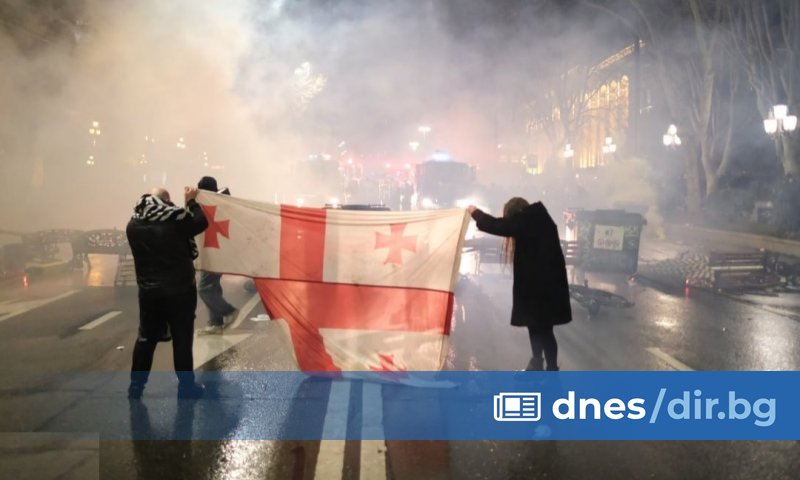 След бурни протести управляващата партия в Грузия заяви днес, че