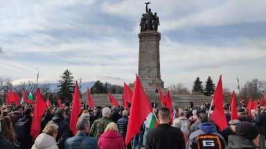 Два протеста успоредно бранят още от сутринта Паметника на съветската