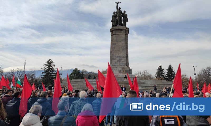 Два протеста успоредно бранят още от сутринта Паметника на съветската