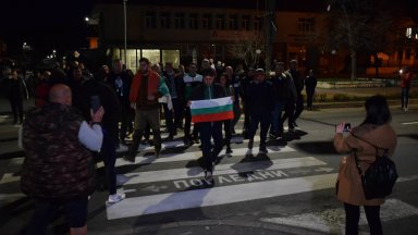 Животновъди и земеделски производители от Благоевградско излязоха тази вечер на