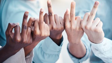 Показването на среден пръст е основно човешко право защото е