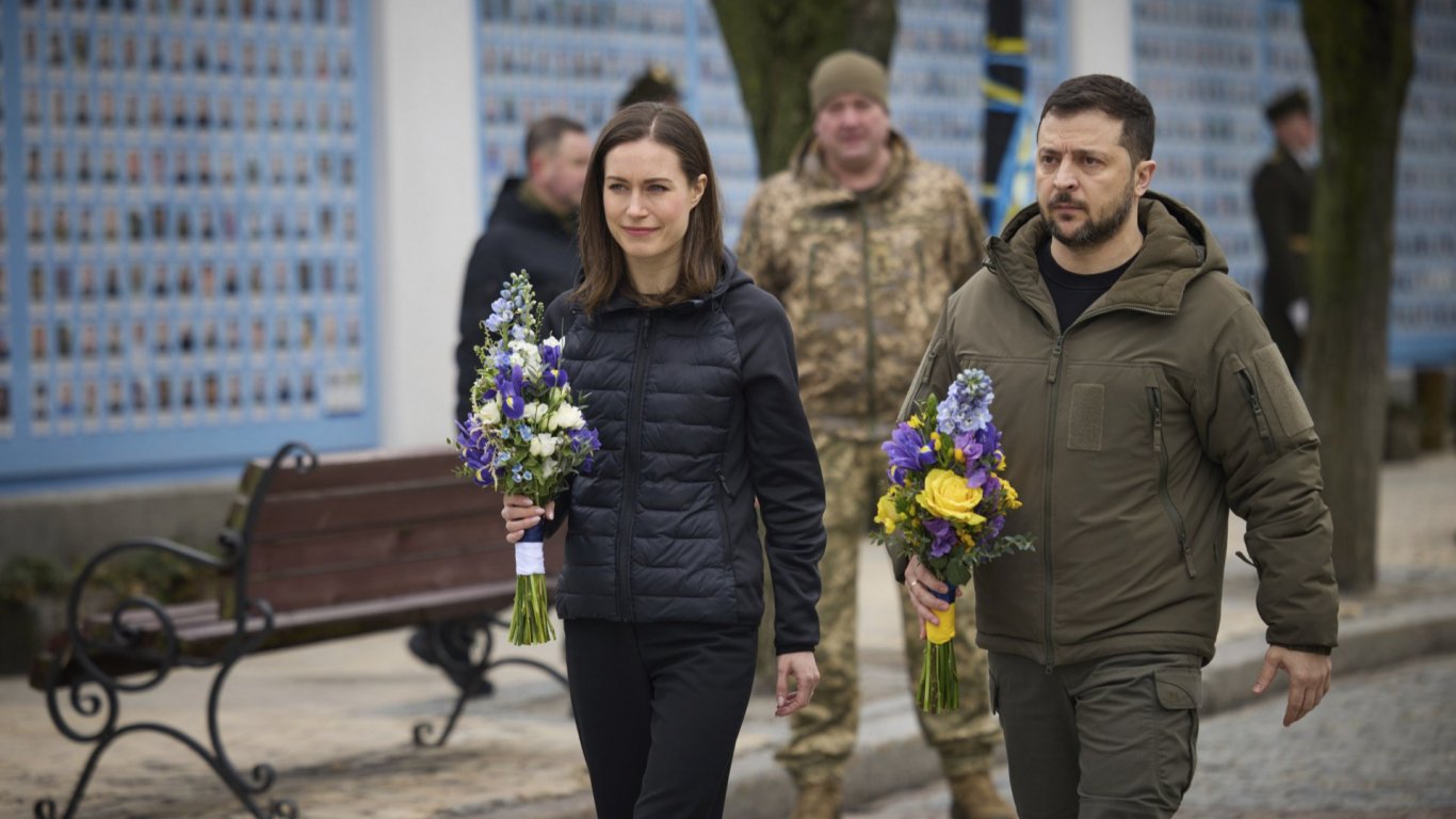 Зеленски и Сана Марин отдадоха почит на убития прочут командир Да Винчи