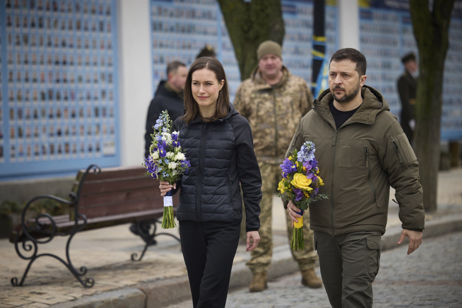 Министър-председателят на Финландия Сана Марин и президентът на Украйна Володимир Зеленски поднасят цветя на Мемориалната стена на загиналите защитници на Украйна в руско-украинската война, в Киев, Украйна, петък, 10 март 2023 г.