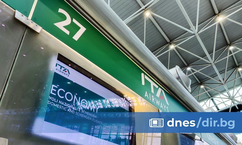 Самолет на италианската авиокомпания ИТА еъруйъз, изпълняващ полет от лондонското