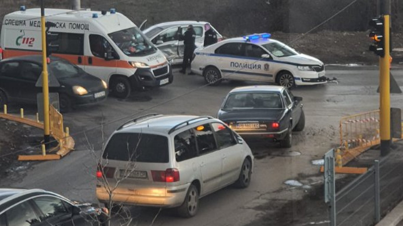 Двама пострадаха при катастрофа между две коли и камион в София