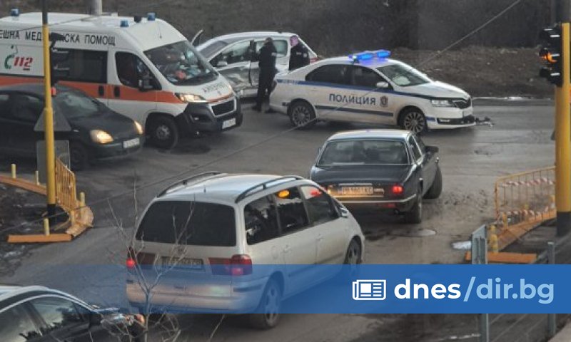 Двама души са пострадали при катастрофа между две леки коли