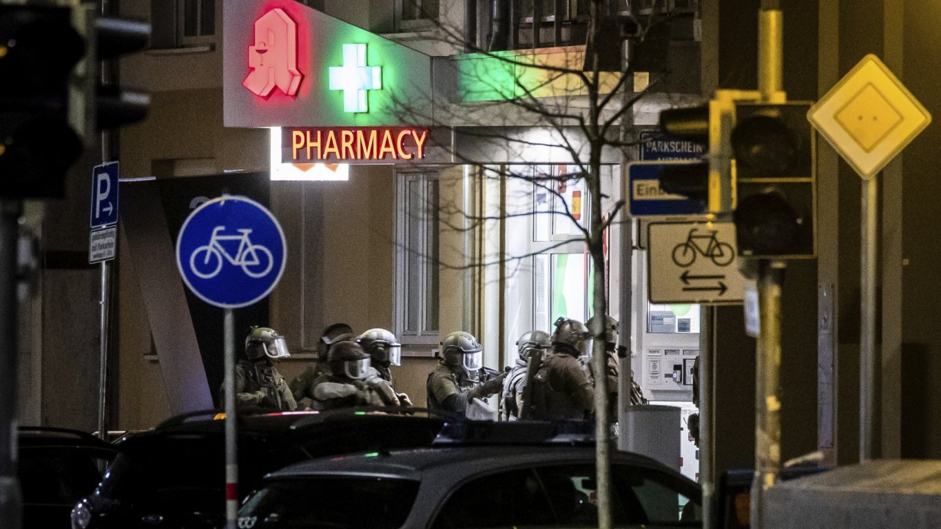 Заложническата криза в аптеката в Карлсруе приключи с хепиенд, освободиха 11 души