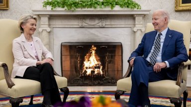 Според един от тях американският президент се опитва да убеди