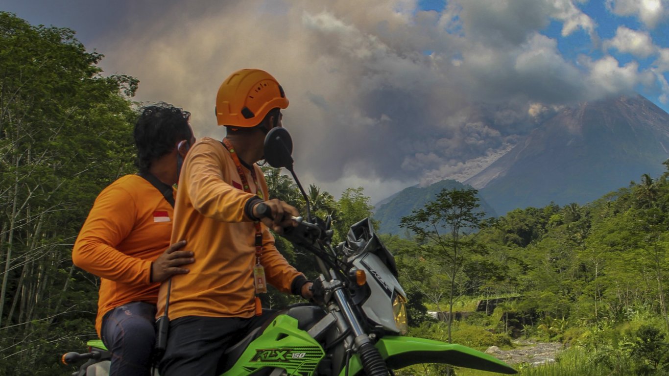 Забраниха достъпа на туристи в района, където изригна вулканът Мерапи (видео)