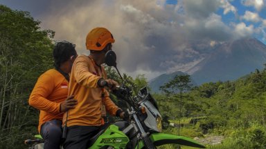 Индонезийският вулкан Мерапи изригна и изсипа лавина от лава и