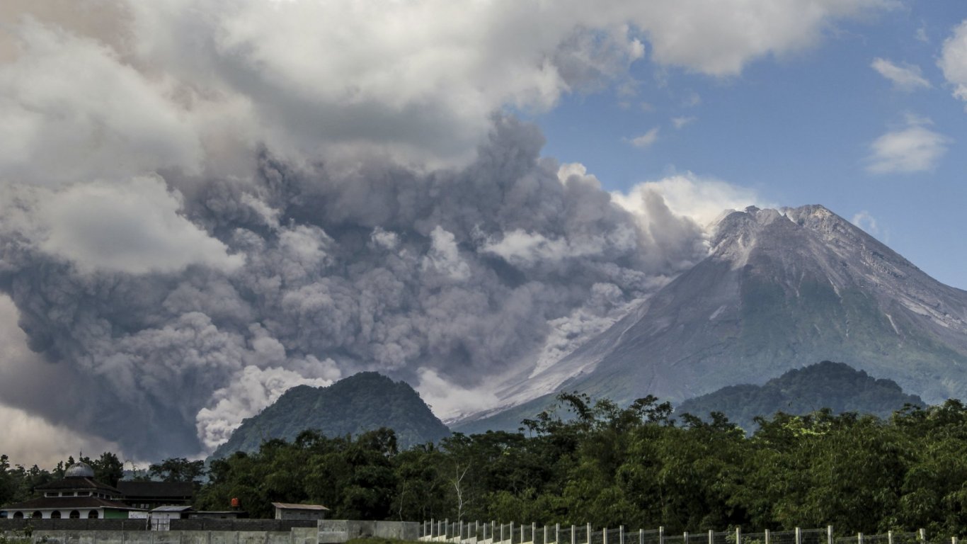 Вулканът Мерапи на остров Ява изригна и покри с пепел осем села (видео)