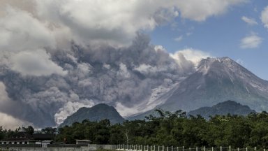 Най активният действащ вулкан на света Мерапи на остров Ява отново