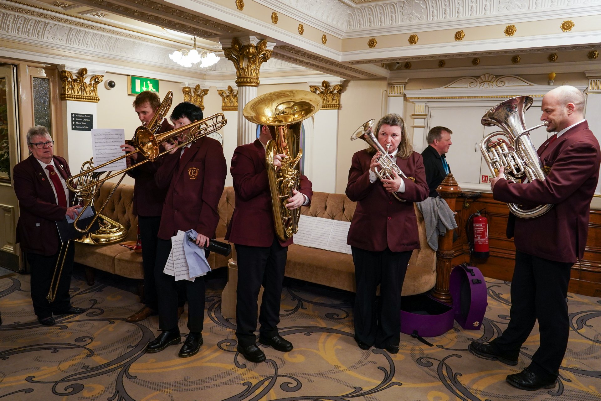 Музиканти от духовия оркестър Linthwaite чакат да излязат по време на Шампионата на йоркширските духови оркестри в кметството на Хъдърсфийлд.