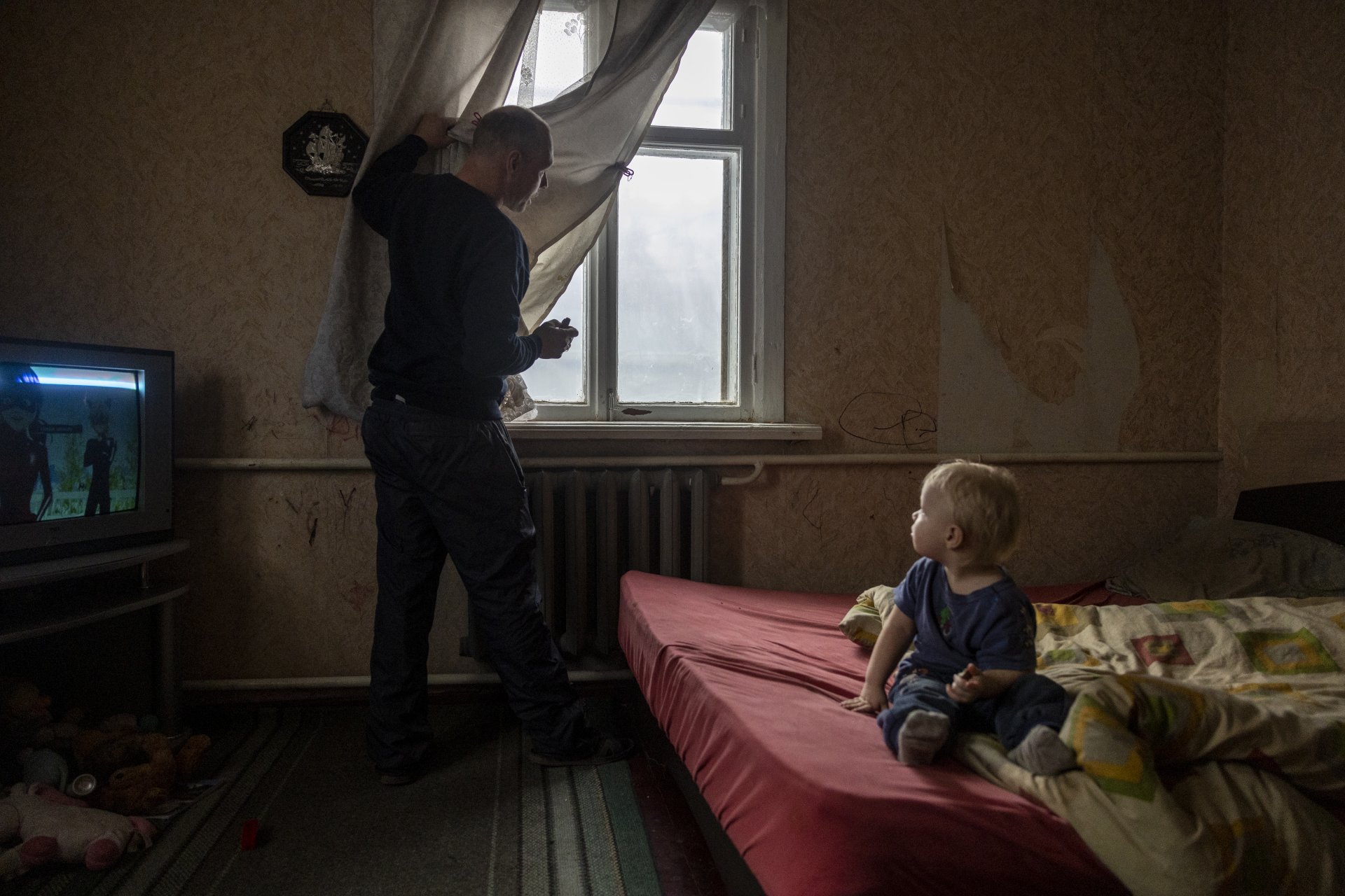 Виталий на 39 години от Купянск, чака да пристигне екип за евакуация, който да му помогне да отведе децата сина безопасно място.