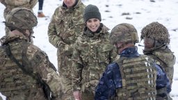 Снимки на Седмицата: По бански, военна униформа или на парад - темата е 8 март