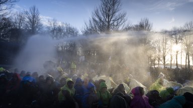 Полицията на Нидерландия задържа около 700 души по време на