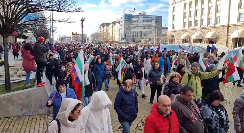 Протестиращите в София преминаха пред Министерския съвет и Президентството