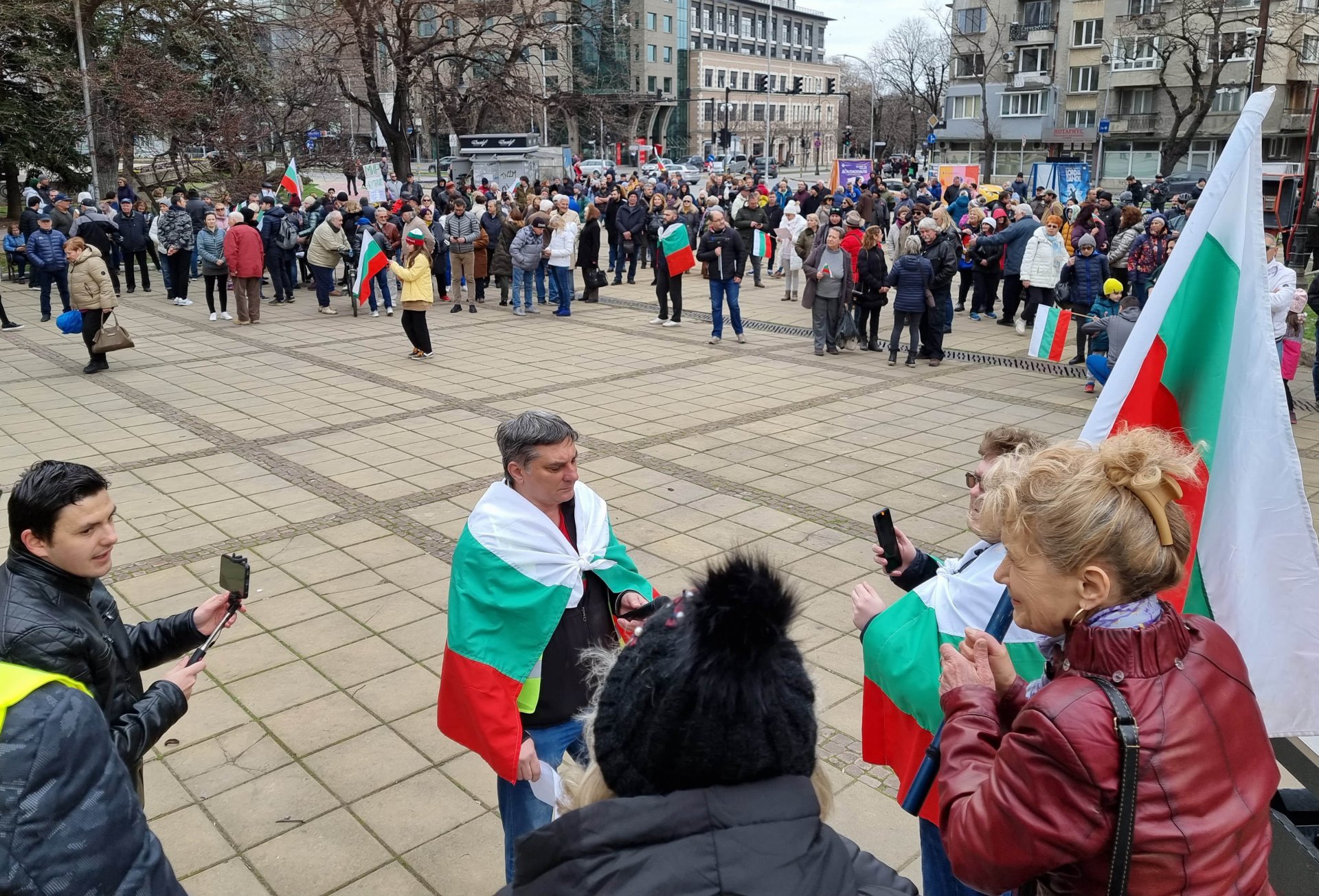 Варненци развяха български знамена и се обявиха срещу намесата на страната ни във войната