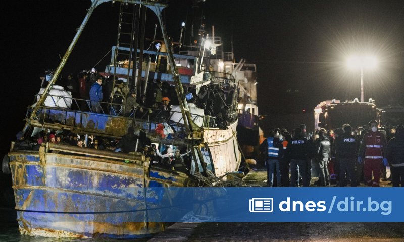 Около 30 мигранти са в неизвестност и 17 са спасени