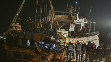 Около 30 мигранти са в неизвестност и 17 са спасени
