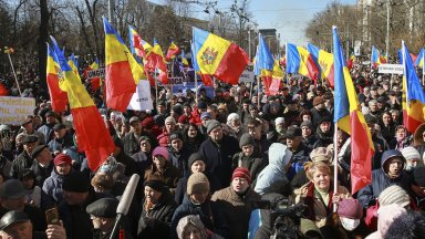 Сблъсъци в Кишинев, арестуваха най-малко 50 демонстранти срещу властта (видео)