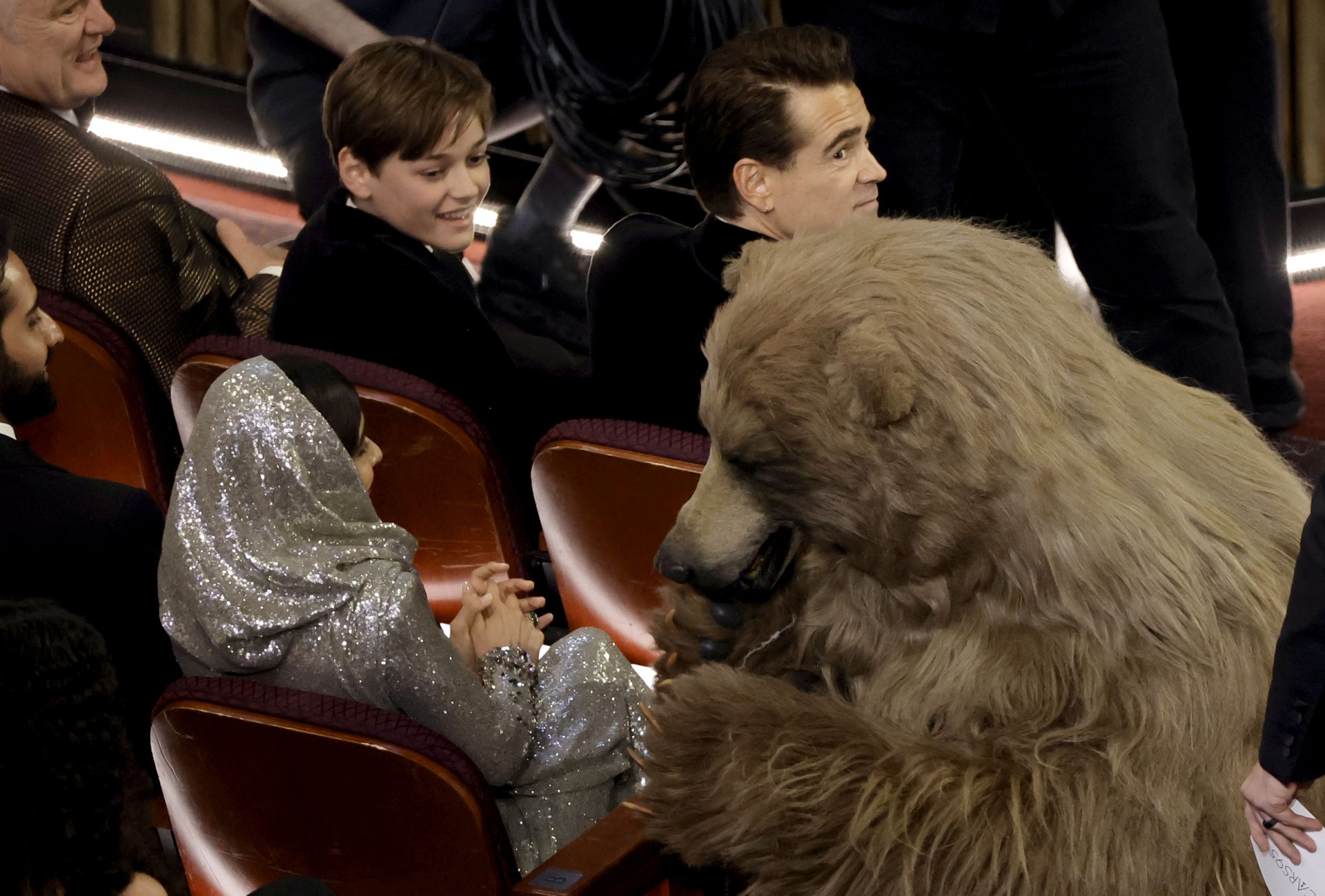 Колин Фарел и синът му Хенри се чудят на шегата с мечката