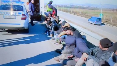 На магистрала "Струма" задържаха бус, натъпкан с мигранти от Афганистан