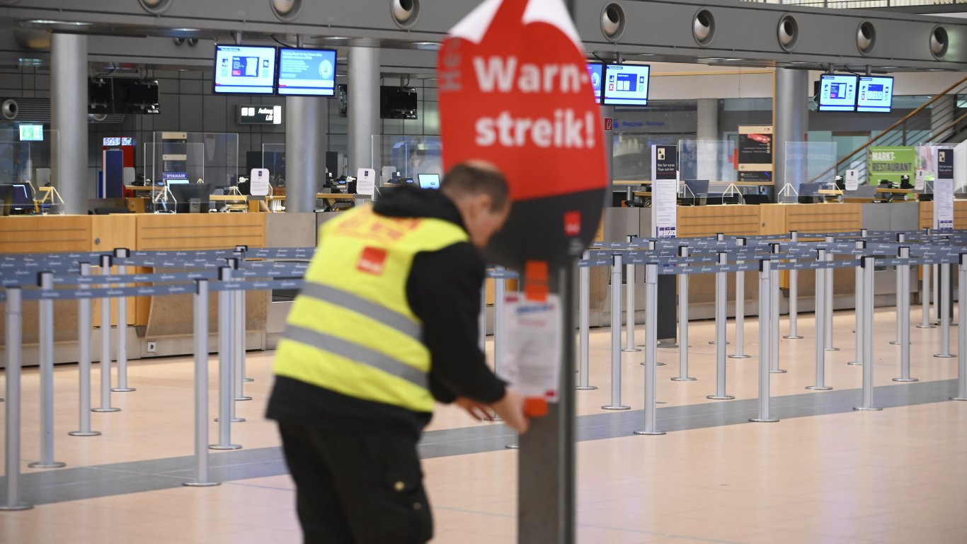 Стотици полети са отмени в Германия заради стачка