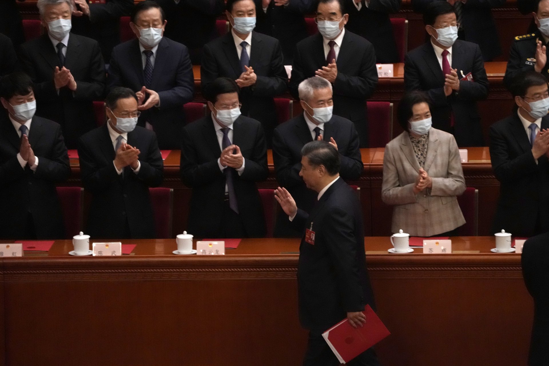 Изпращане с аплодисменти речта на китайския президент Си Цзинпин на церемонията по закриване сесията на Общокитайското събрание на народните представители