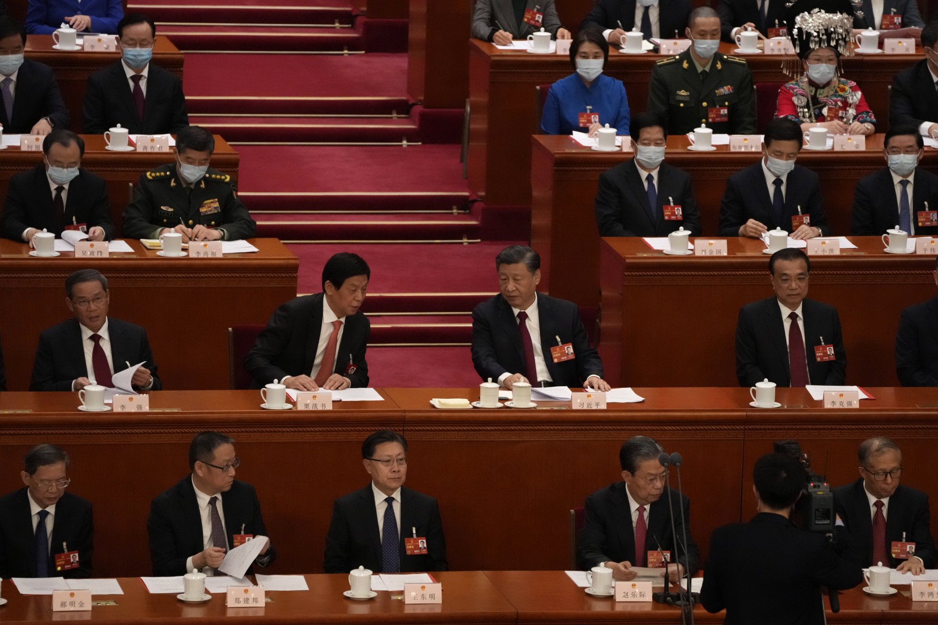 Китайският президент Си Дзинпин, в центъра, разговаря с Ли Джаншу, вторият вляво, докато китайският премиер Ли Цян вляво и бившият китайски премиер Ли Къцян вдясно гледат по време на церемонията по закриването на Общокитайското събрание на народните представители