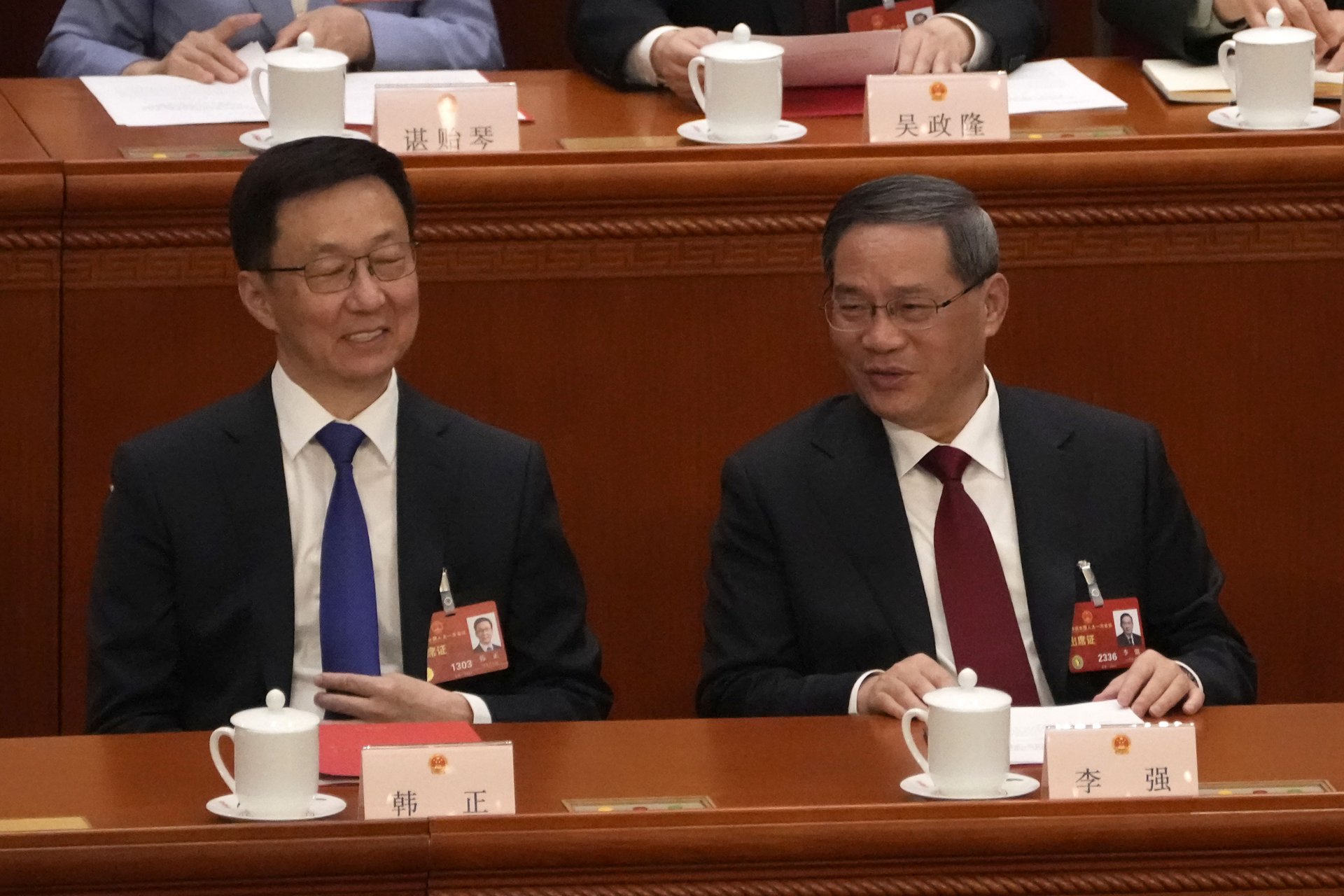 Китайският премиер Ли Цян отдясно разговаря с Хан Джън по време на церемонията по закриването на Общокитайския народен конгрес