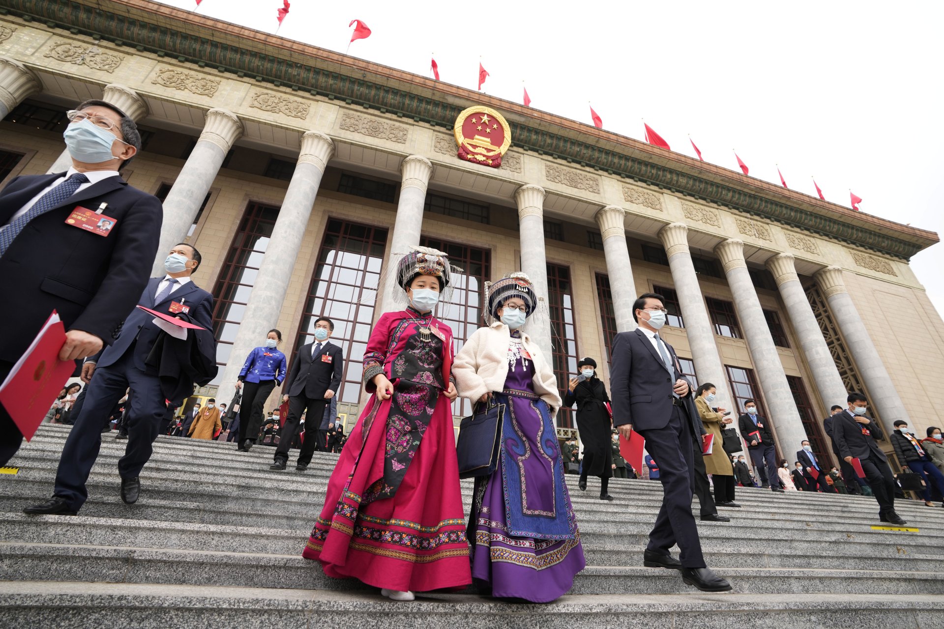 Делегатите от етническите малцинства си тръгват след церемонията по закриването на Общокитайското събрание на народните представители