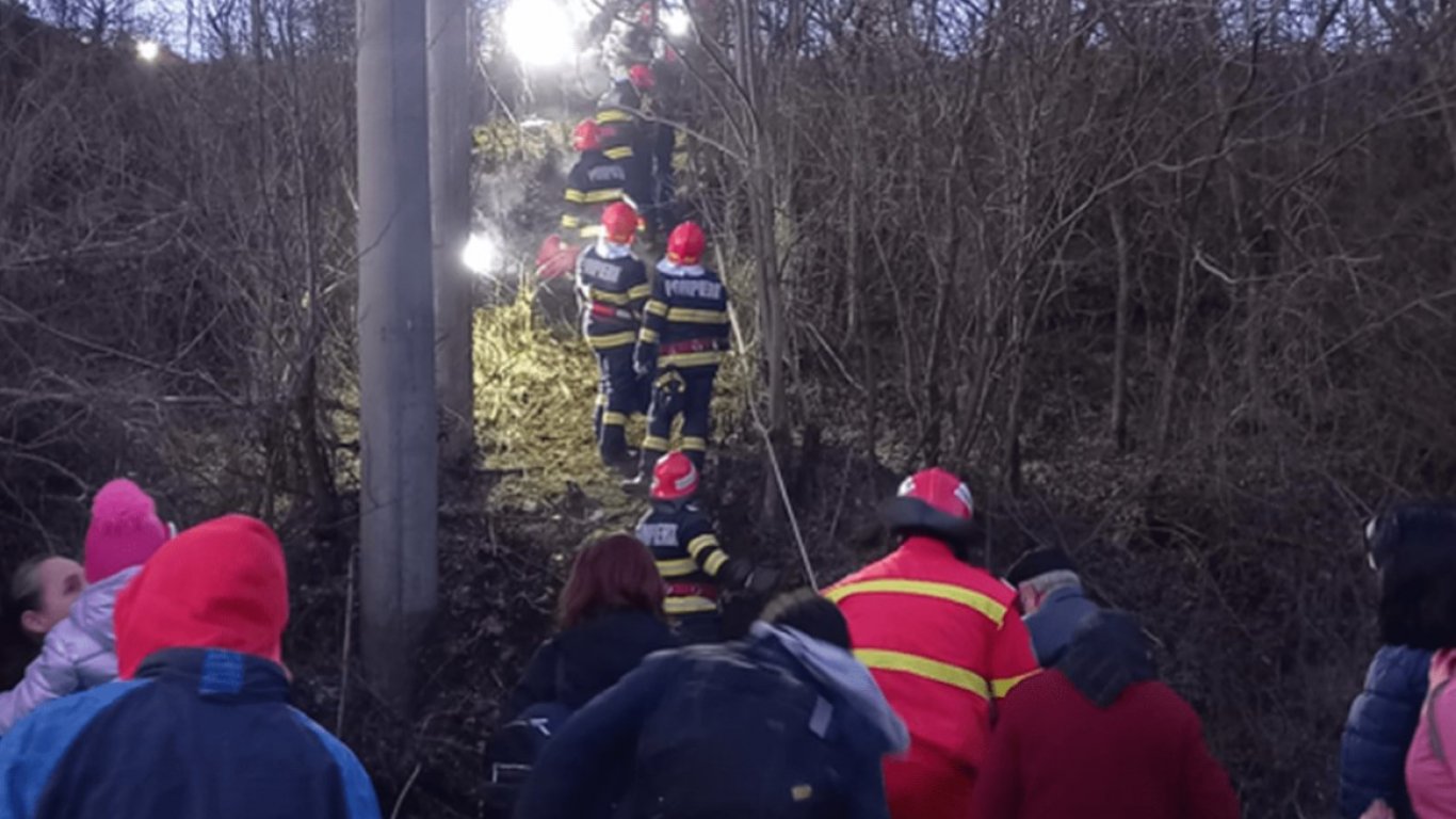 На косъм от трагедия: Влак рязко спря, за да избегне удар с друг, 13 са ранени (видео)