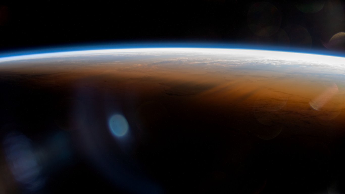Най-красивите залези и изгреви от орбита около Земята (снимки)