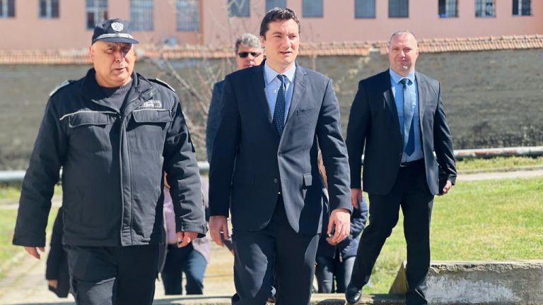 Крум Зарков провери затвора в Ловеч, разпореди спешни мерки за подобряване на условията