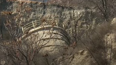 Активизира се старо свлачище на крайбрежния път Албена Балчик